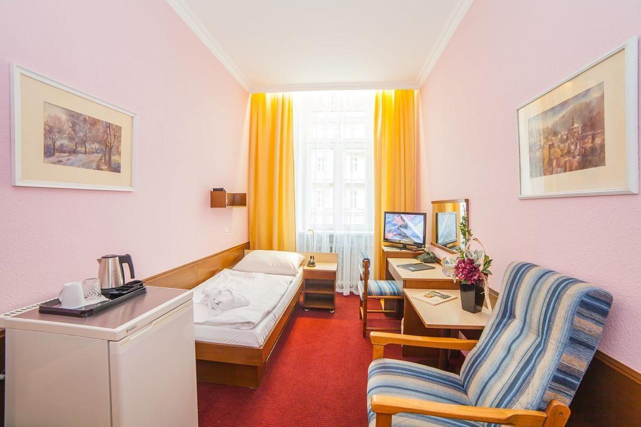 Krivan Hotel 卡罗维发利 外观 照片