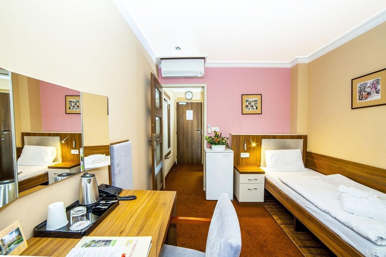 Krivan Hotel 卡罗维发利 外观 照片