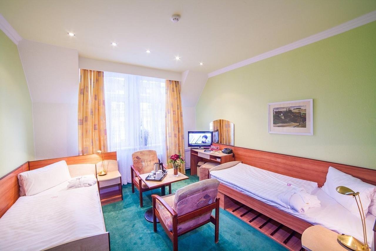 Krivan Hotel 卡罗维发利 外观 照片