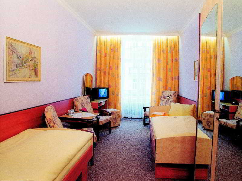 Krivan Hotel 卡罗维发利 外观 照片